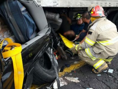 En Michoacán, mueren dos paisanos en accidente carretero