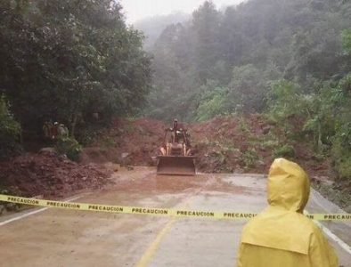 Fuertes lluvias causan derrumbes en carreteras de San Dimas