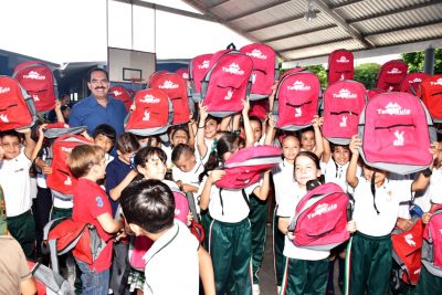 Entrega Tamazula más de 8 mil mochilas gratuitas a niños de educación primaria