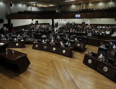 Comparece Rubén Calderón ante el Congreso; diputados le reclaman la falta de maestros en comunidades