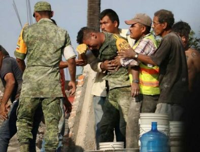 Soldado que rompió en llanto conoce a familiar de víctimas