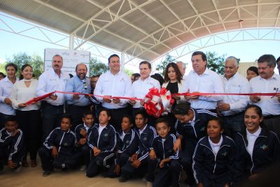 Entrega Cuencamé obras de infraestructura educativa en Velardeña