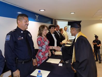 Concluyen 52 policías capitalinos su licenciatura en Derecho