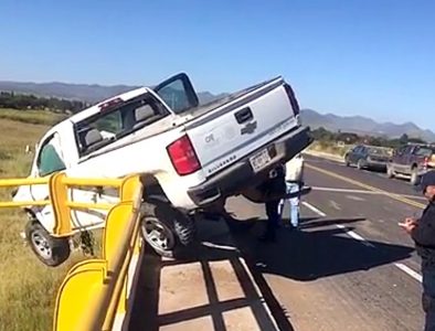 Resulta ileso empleado de CFE tras fuerte accidente en carretera a México