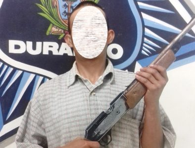 Detiene policía capitalina a sujeto que amenazó con un rifle a sus familiares