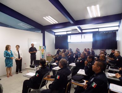 Capacitan a policías de la ciudad de Durango para mejorar atención a turistas