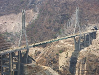 Hallan cadáver debajo del puente Baluarte