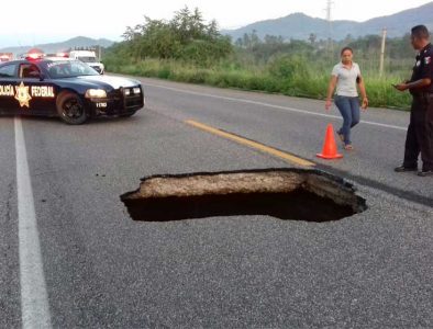 Amanece con tremendo socavón carretera Acapulco-Zihuatanejo