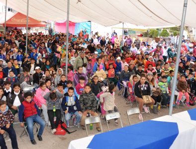 Entrega Poanas juguetes y aguinaldos junto a DIF estatal