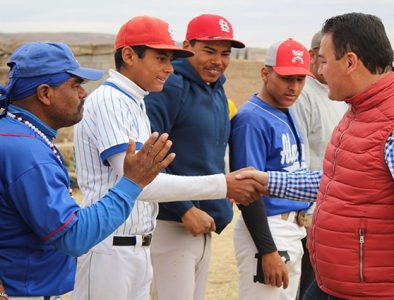 Dotan de uniformes deportivos a equipos de beisbol de Cuencamé