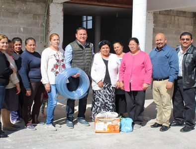 Entrega Alcalde de Cuencamé apoyo a la capilla del Tanque