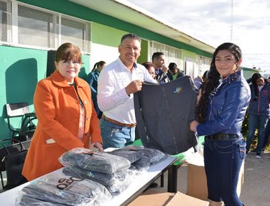 Comenzó la entrega de chamarras deportivas en Poanas