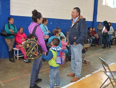 Escucha alcalde de Poanas a las beneficiarias del programa Prospera