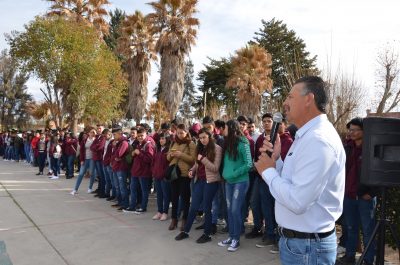 Reciben chamarras invernales estudiantes de nivel medio superior de Poanas