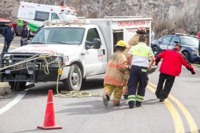 Volcadura en carretera libre a Mazatlán deja como saldo 2 muertos y 3 lesionados