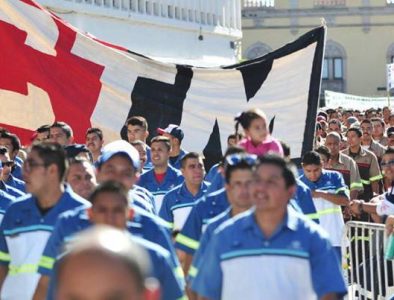 Marchan miles de trabajadores en la ciudad de Durango