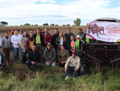 Entregan maquinaria a productores de cacahuate de Vicente Guerrero