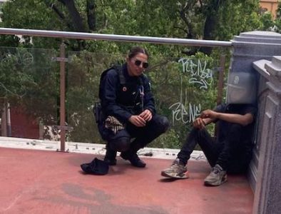 Policías evitan que tres jóvenes se autolesionen en el Puente de Analco