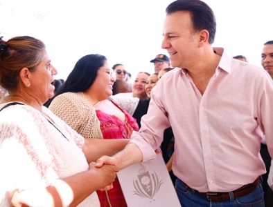 Familias agradecen a Esteban por sus títulos de propiedad