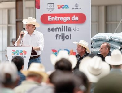 Para que produzcan más y mejor las tierras, Esteban entrega semilla de frijol en Nuevo Ideal