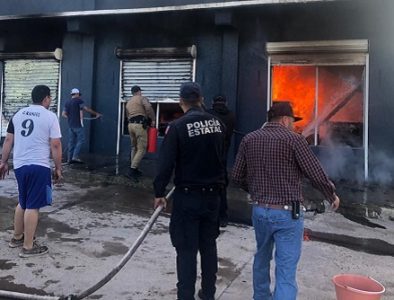 Fuego consume mueblería en el municipio de Ocampo