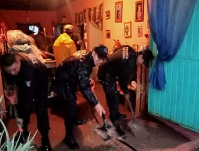 Policías estatales auxilian a familia de Poanas que sufrió inundación en su vivienda