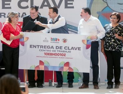 Reconocen visión del gobernador Esteban por entrega de Clave al Bachillerato Humanista ‘Albert Einstein’