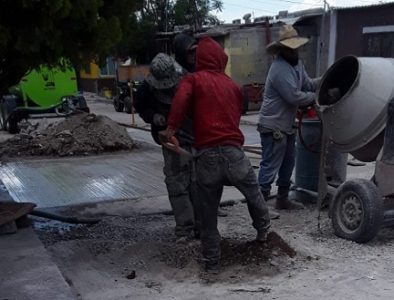 Reparan pavimento dañado en calles de Cuencamé