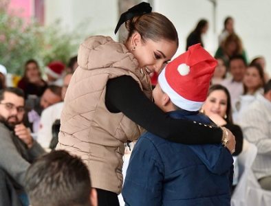 Niñas y niños de Casa Hogar disfrutaron de las posadas que les llevaron Marisol y Esteban