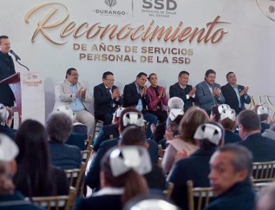 Esteban y Marisol reconocen a personal de la SSD por años de servicio