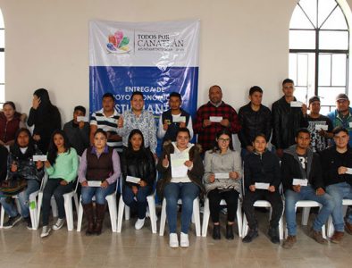 Entregan autoridades de Canatlán becas a estudiantes de nivel medio y superior