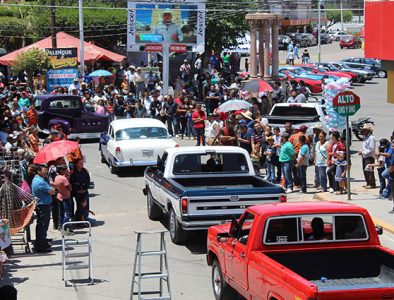 Realizan en Vicente Guerrero el tradicional desfile de autos clásicos