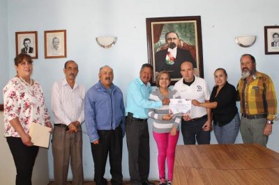 Reconocen a escuelas que participaron en el desfile de la Feria de Vicente Guerrero