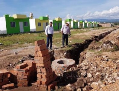 Supervisan obras de colocación de drenaje en Vicente Guerrero