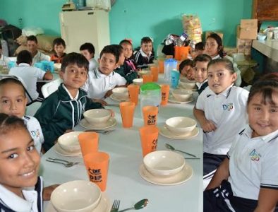 Equipan desayunadores de dos escuelas primarias de Poanas