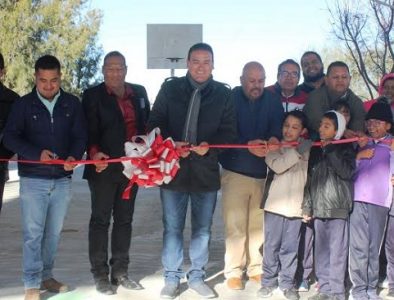 Entrega Alcalde de Cuencamé rehabilitación de cancha en escuela Felipe Ángeles