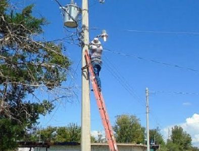 Dan mantenimiento al alumbrado público de Poanas