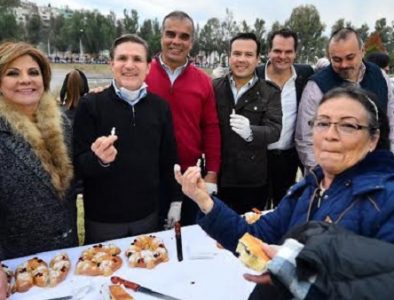 Comparten Gobernador y Alcalde tradicional Rosca de Reyes con duranguenses