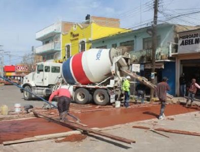 Para mejorar la seguridad vial, construyen cruce peatonal en Vicente Guerrero