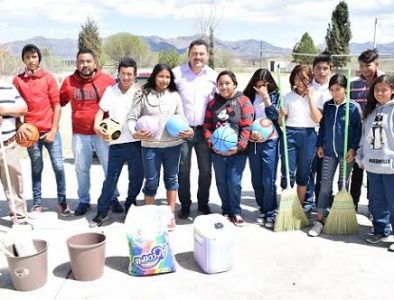 Entregan material deportivo y de limpieza a instituciones educativas de Peñón Blanco