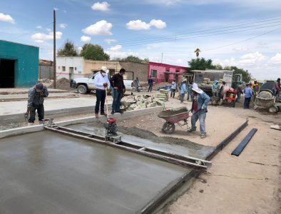 Pavimenta Simón Bolívar tres calles en distintas comunidades