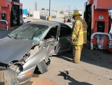 Vehículo se estrella contra la bomba de una gasolinera en Gómez Palacio