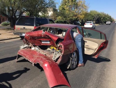 Aparatoso accidente entre patrulla de la Estatal y un carro particular