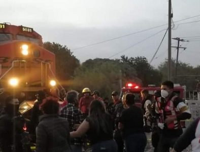 Mueren 7 integrantes de una familia tras choque de tren y carro en Gómez Palacio