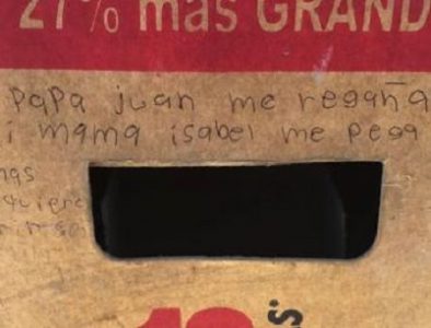 Con mensaje en cartón de cervezas, niña pide ayuda por violencia familiar; ‘me quiero morir’, afirma