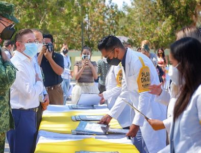 Entregan Gobernador y General reconocimientos a 21 profesionales de la salud