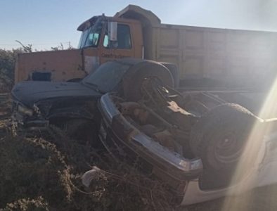 Camionero choca y vuelca a una camioneta estacionada en Canatlán