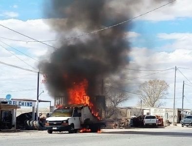 En Mapimí, policías y testigos combatieron el incendio de un camión de fletes