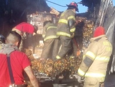 Se incendia en la Supercarretera un tráiler cargado con tomate