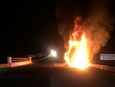 Chofer de un tráiler murió calcinado al accidentarse cerca de El Salto en la Supercarretera